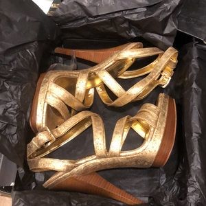 Report Signature Sexy Heels